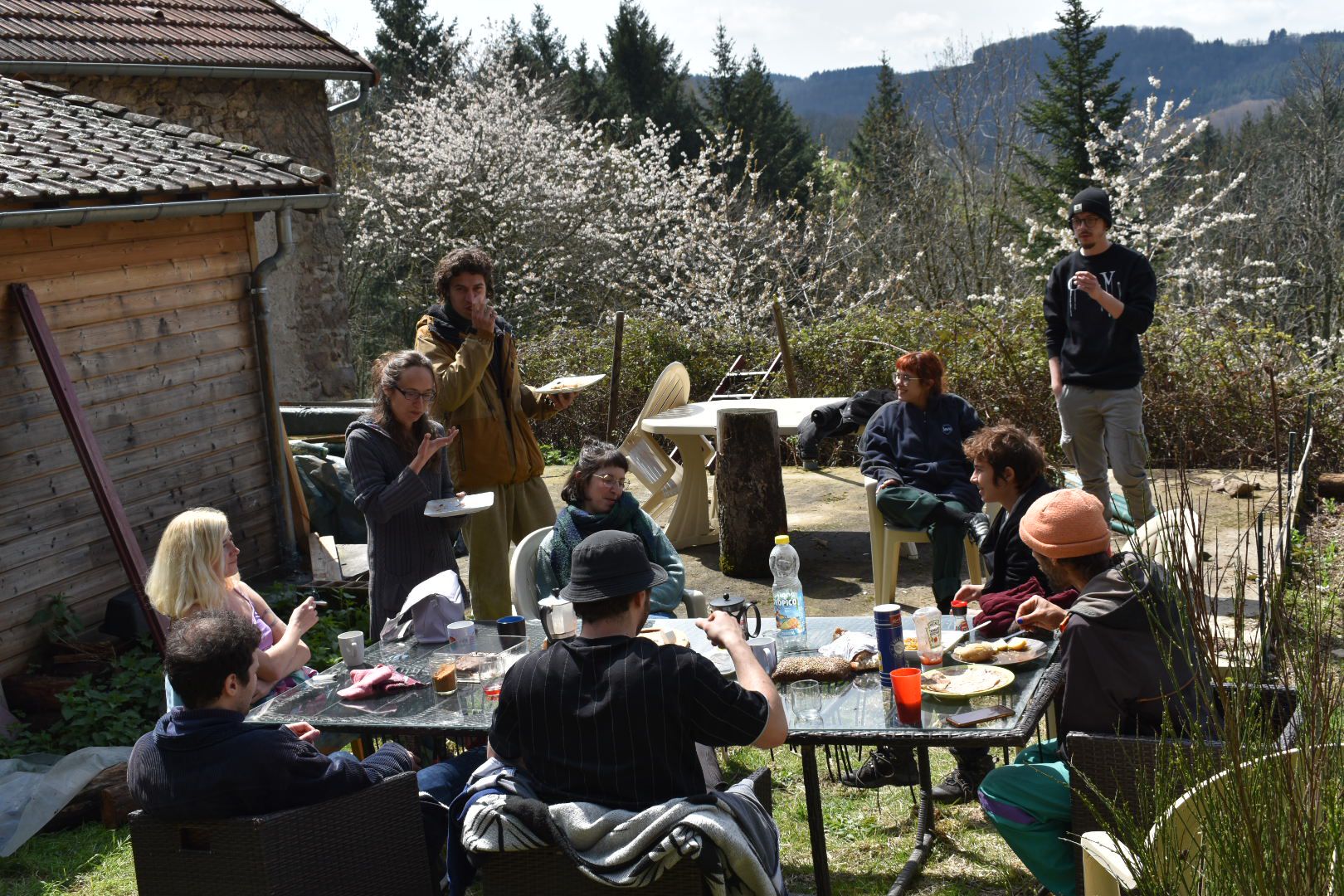 Photo de groupe-repas-jardin.jpeg